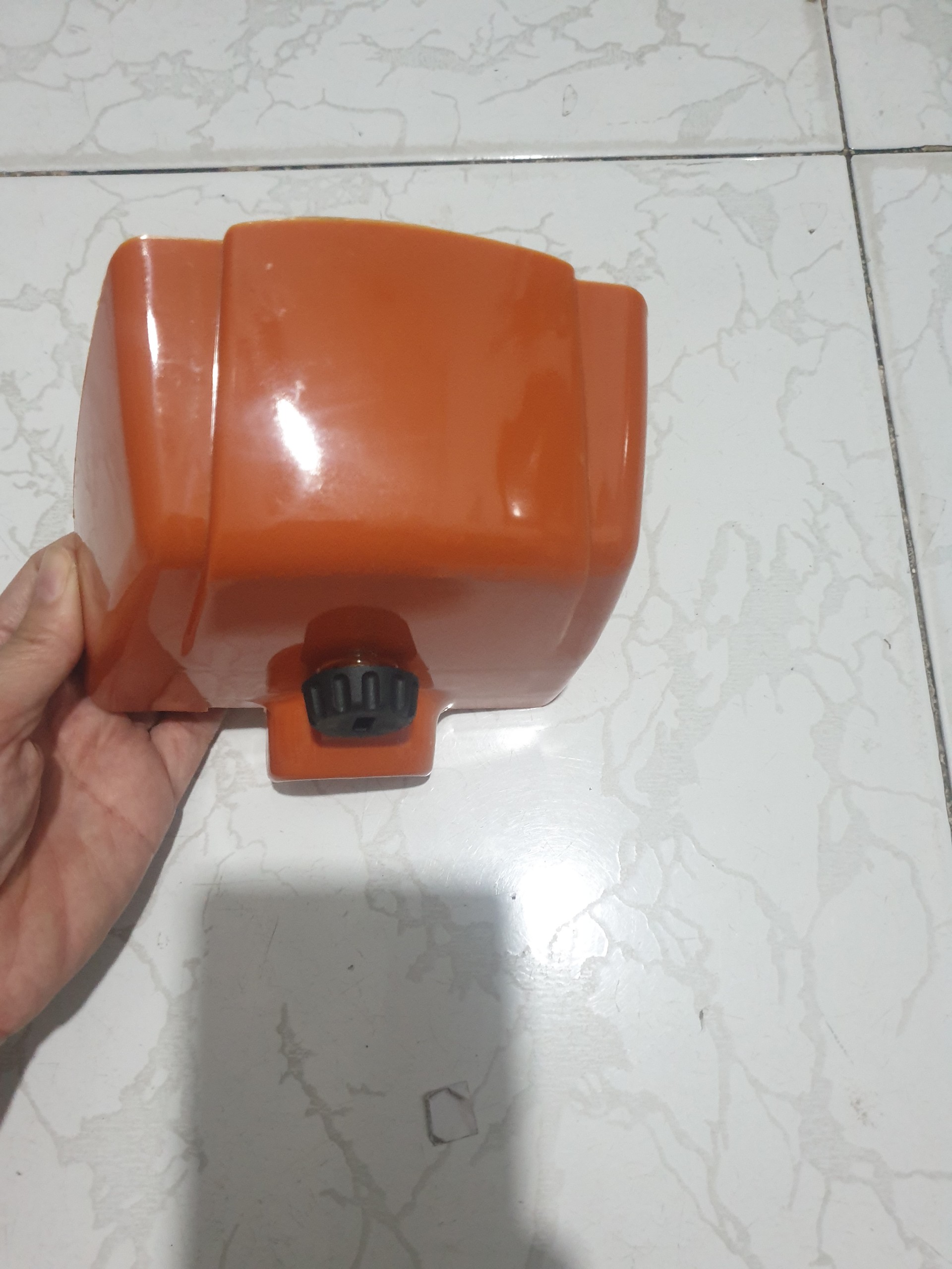 NẮP ĐẬY LỌC GIÓ MÁY CƯA XÍCH 381/382MS