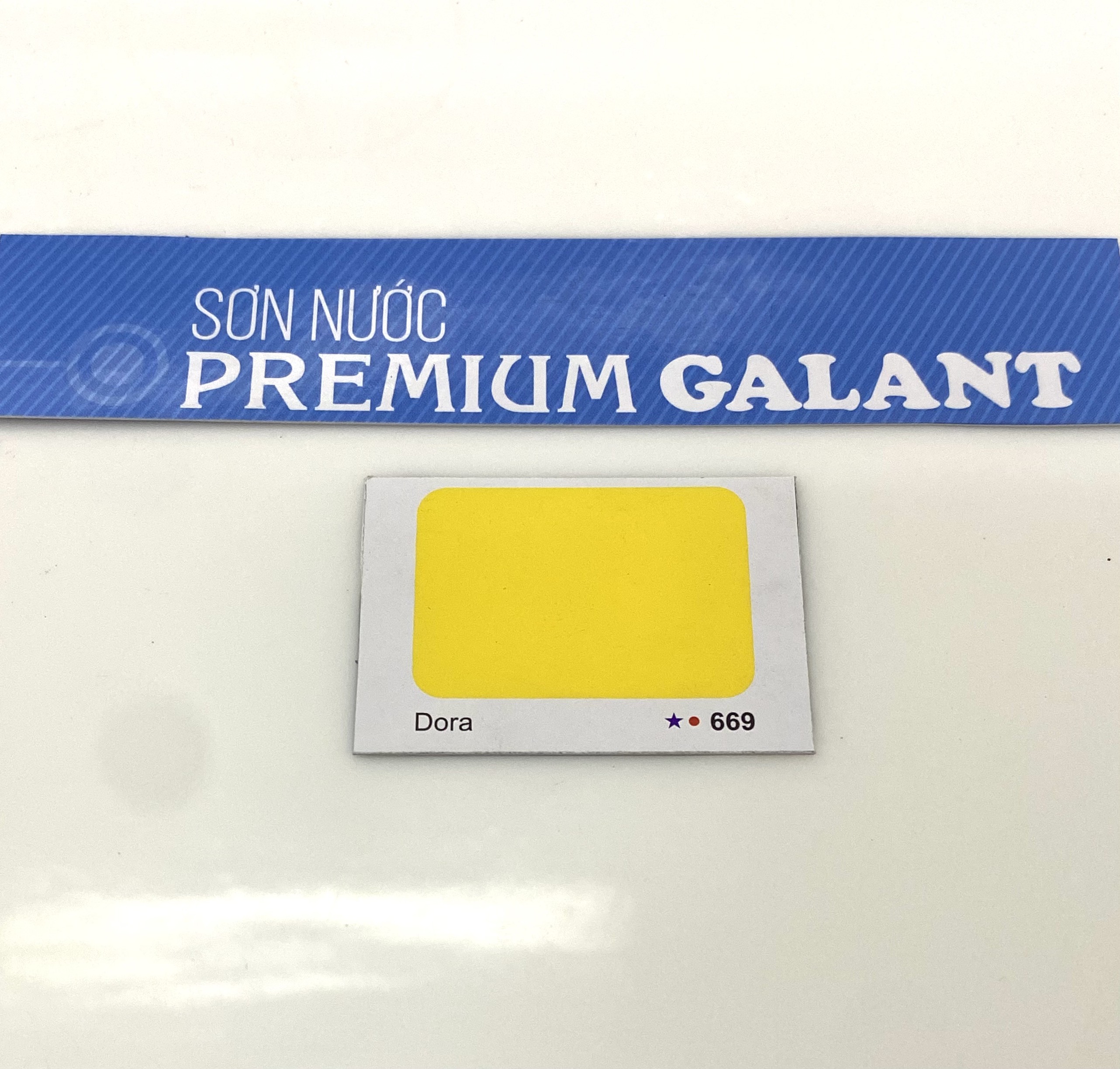 Sơn nước ngoại thất Galant màu vàng 669 800ML
