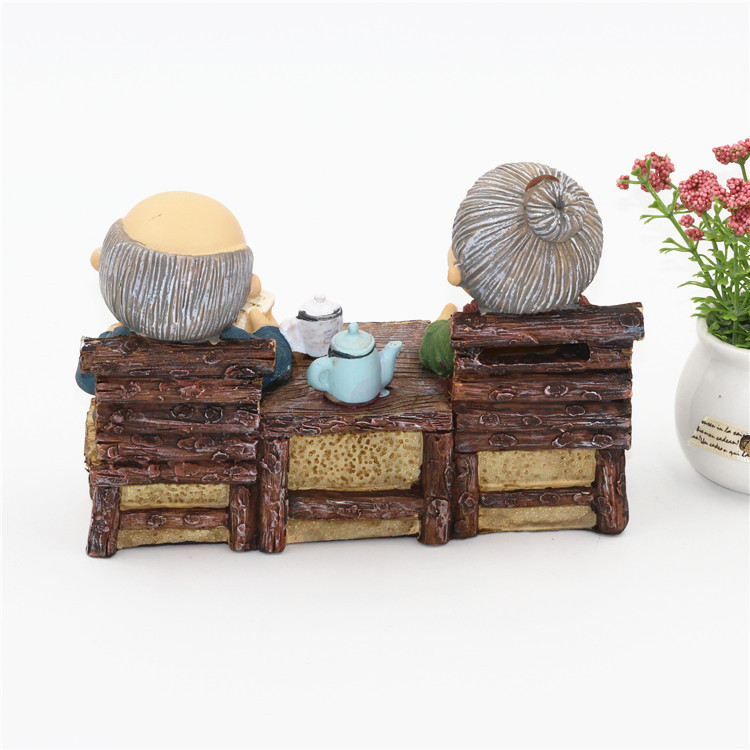 Tượng ông bà hạnh phúc - Đọc báo uống trà
