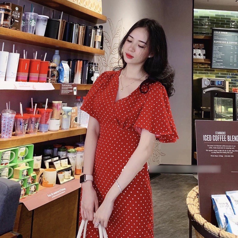 Đầm bi đỏ xẻ tà
