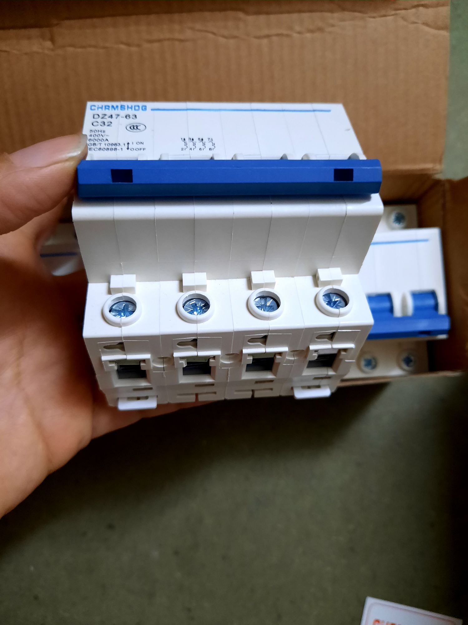 Aptomat DZ247 - 4 Pha 600A - Giá 1 Cái