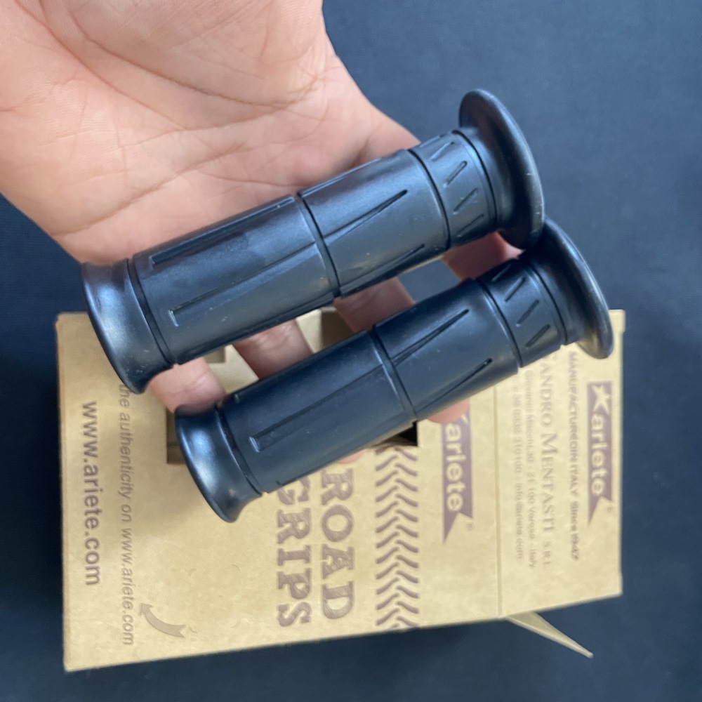 [HCM]( SALE SỐC) BAO TAY ROAD GRIPS FULL HỘP MẪU Z1000 CAO SU CAO CẤP SIÊU MỀM MẠI