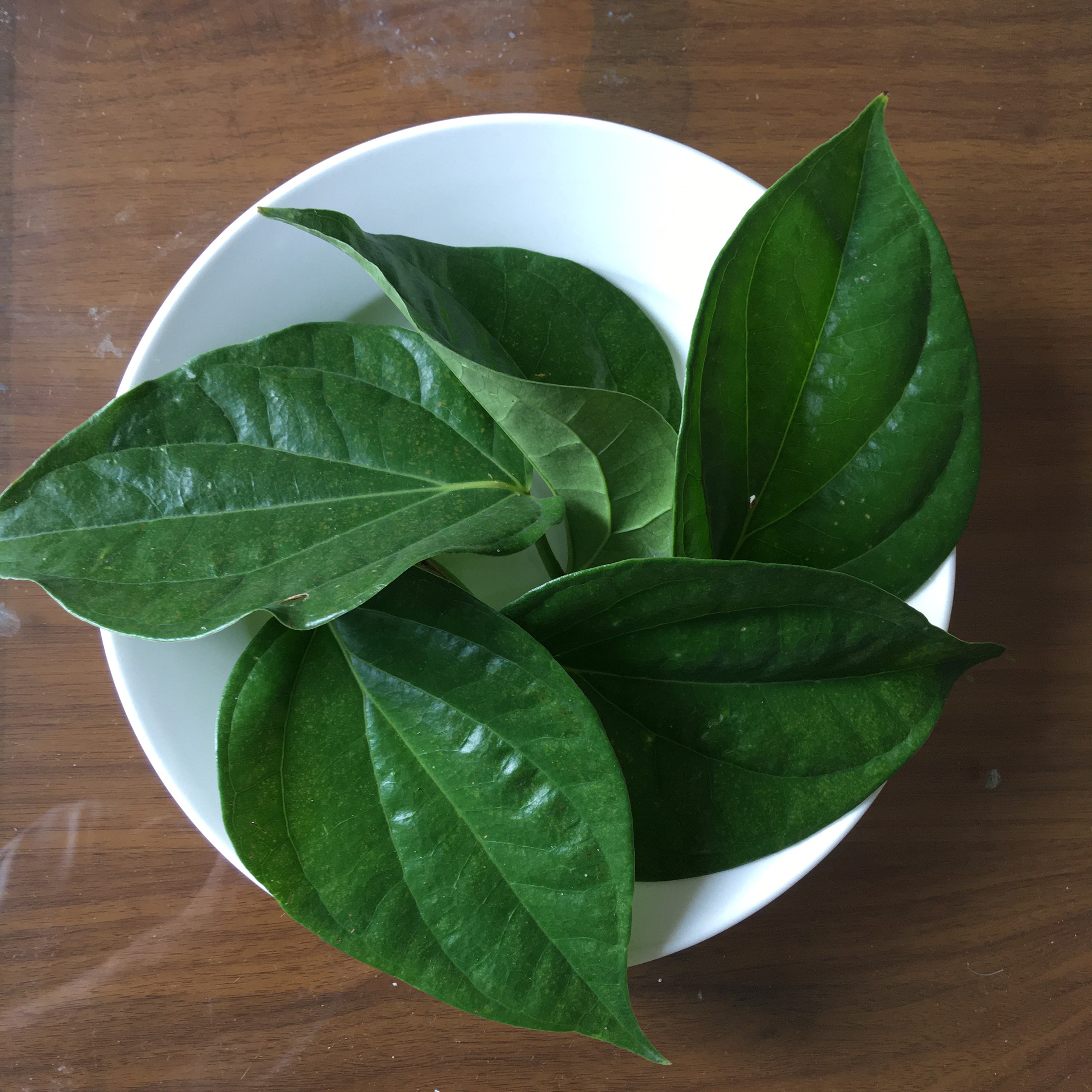 100 gram lá trầu không tươi (loại trầu quế thơm, cay được ưa chuộng hơn)