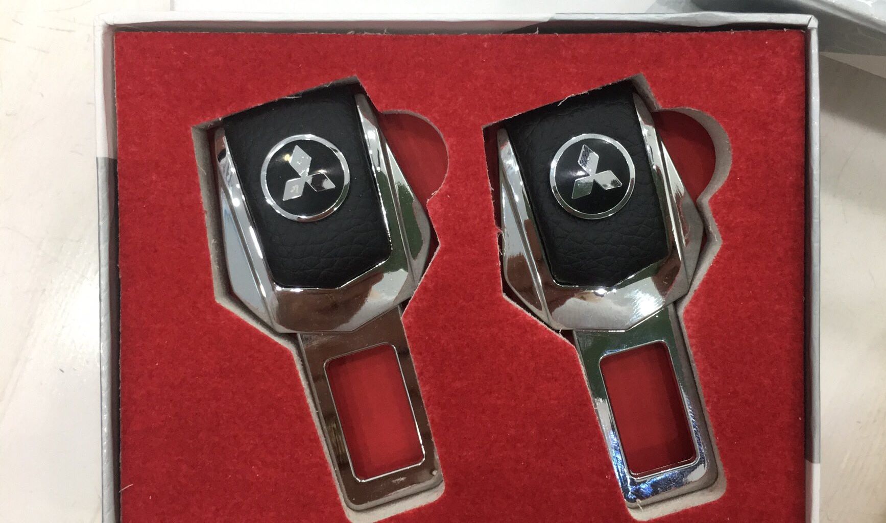 Chốt an toàn oto logo MITSUBISHI