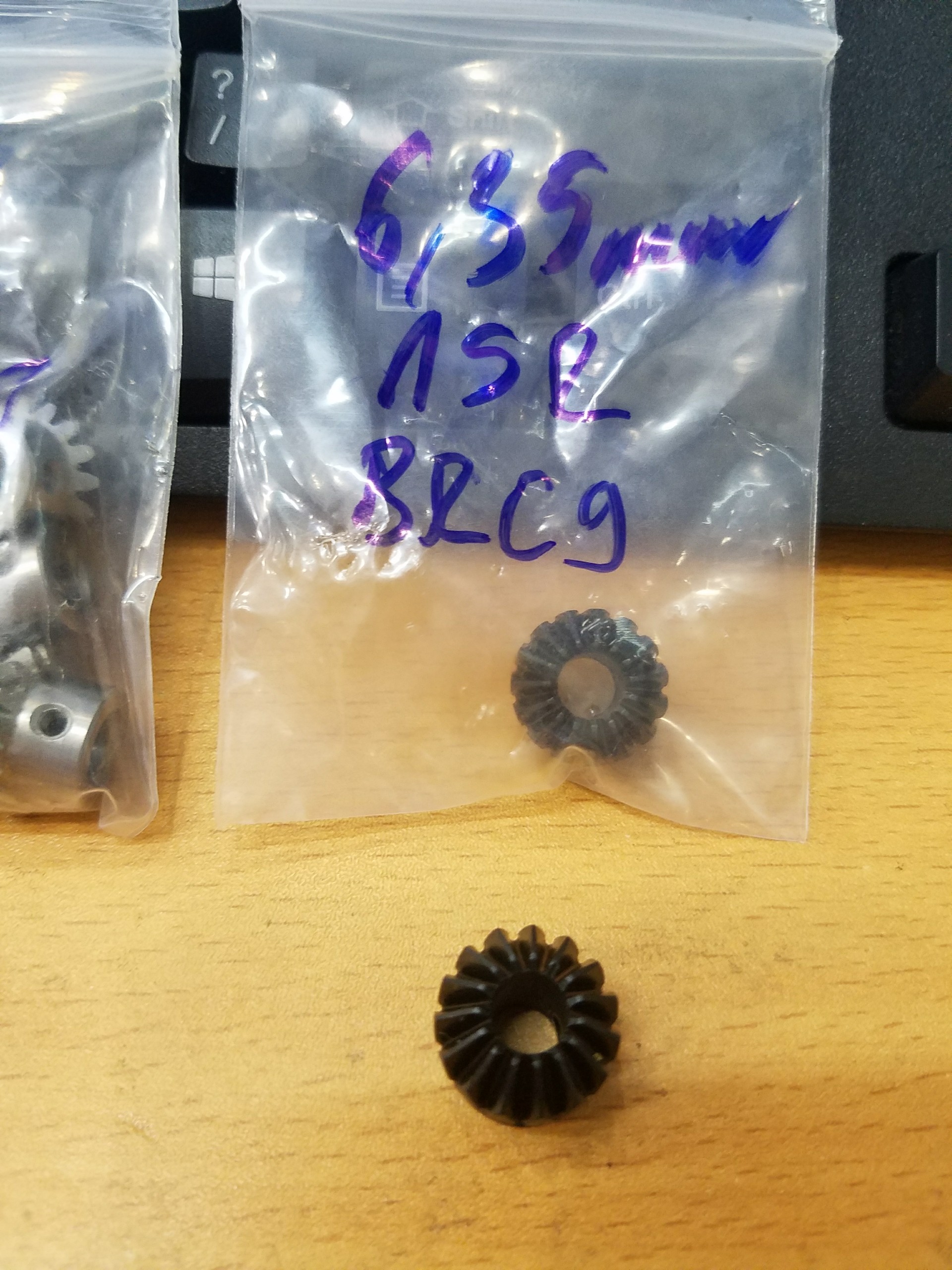 Bánh răng côn kim loại 15 răng lỗ 6.35mm 6mm 5mm truyền động 90 độ,giá bán 1 cái