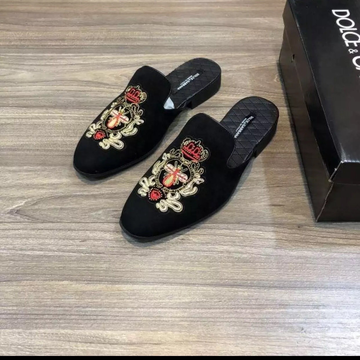 Sục da lộn thêu ong hoa đỏ nam