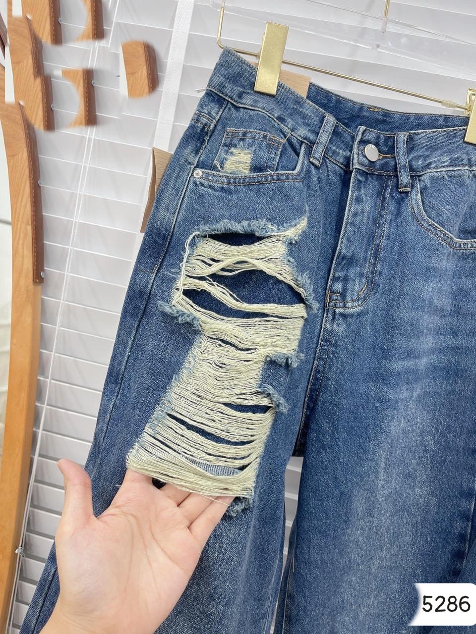 QUẦN JEANS ỐNG RỘNG NỮ LƯNG CAO RÁCH 1 MẢNG TÚI ĐÙI PHẢI CAO MÀU XANH ĐẬM LAI CUỐN XỊN XÒ MỀM MỊN PHÁ CÁCH HOT HIT CAO CẤP LOTI