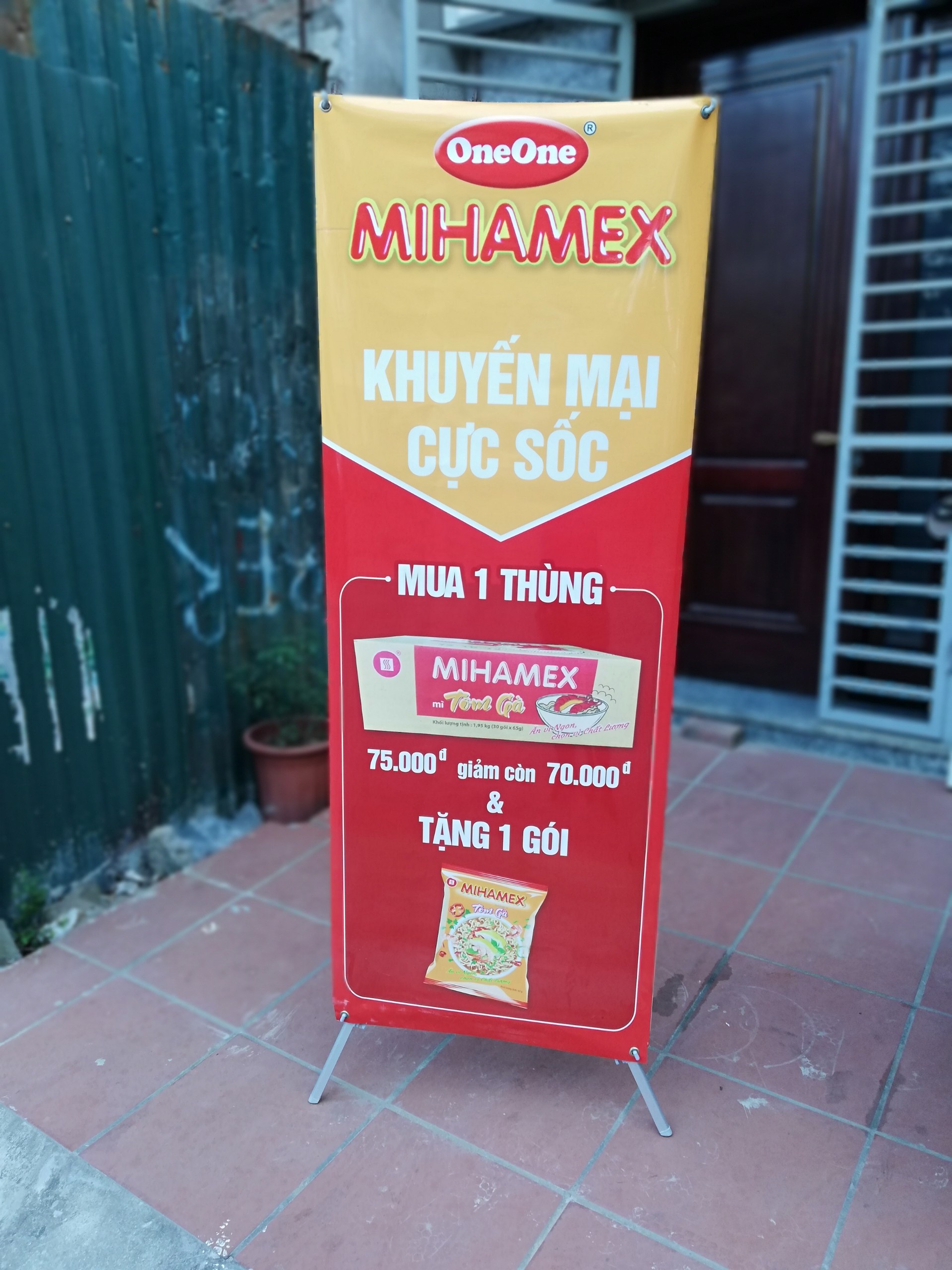Standee X mỹ thuật