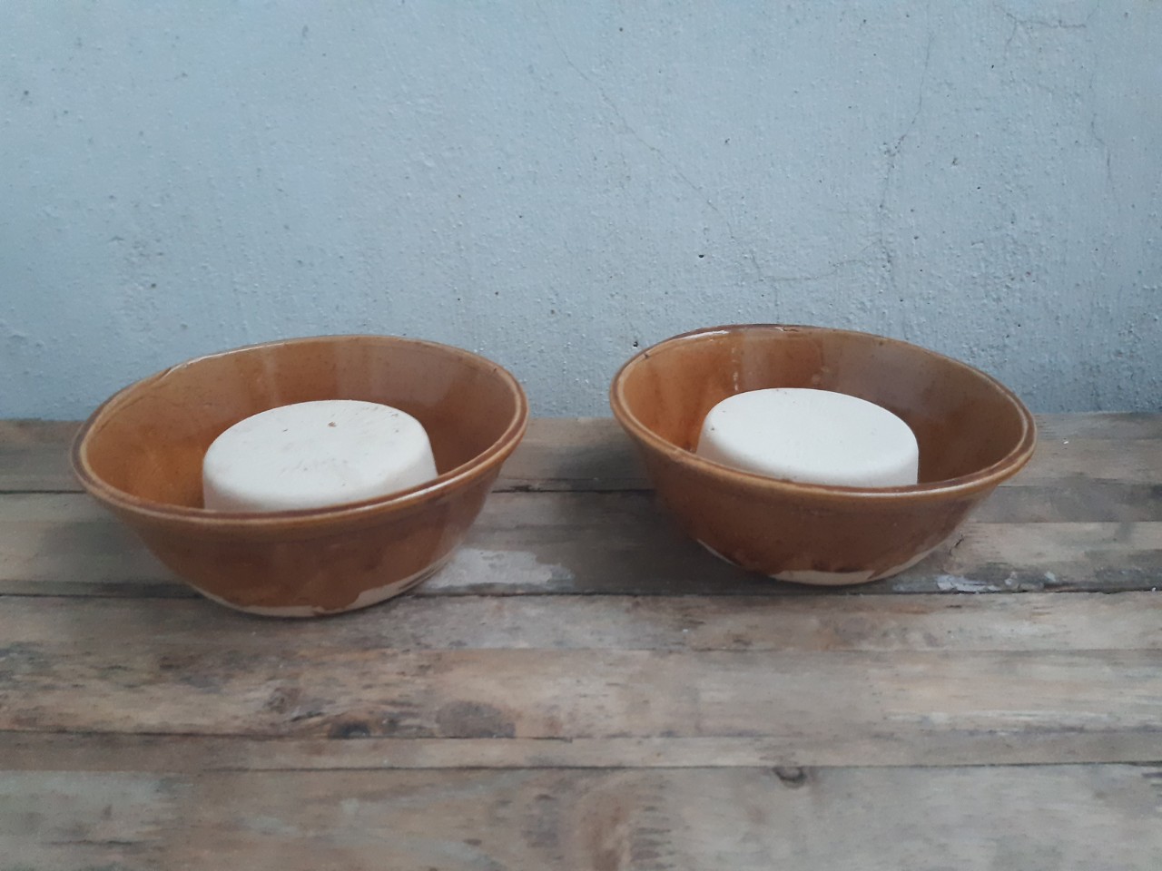 chén kê chân tủ gạc măng giê 4 cái ( bằng sành)