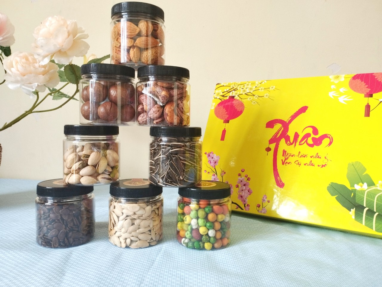 (QUÀ BIẾU TẾT) Set Quà Tết 8 Món Kẹo- Mứt- Hạt Bò Đội Nón