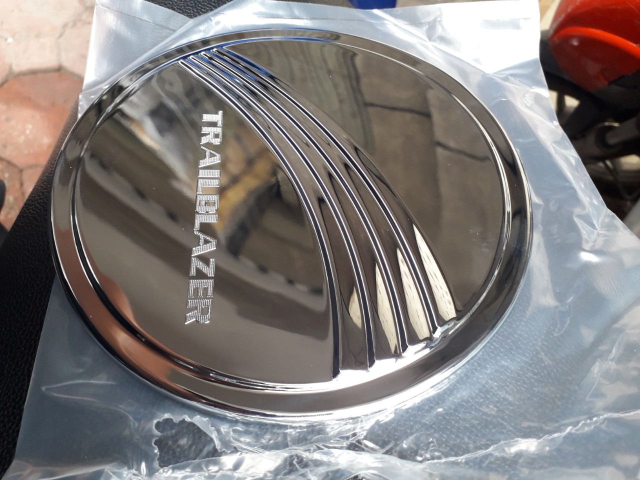 Ốp nắp bình xăng mạ Crom xe Chevrolet Trailblazer Form 2016-2020