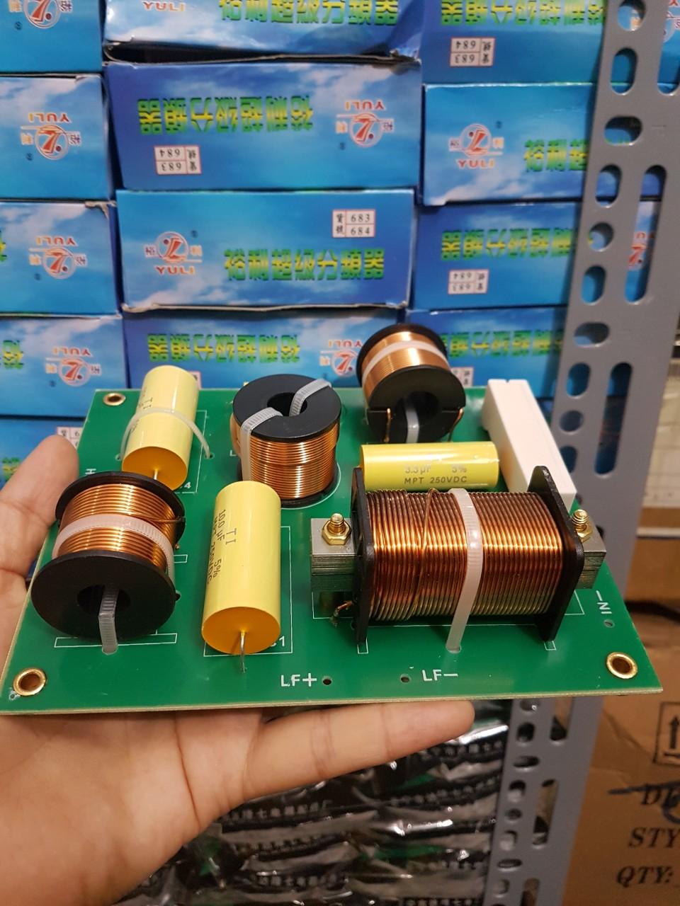 Một cặp phân tần loa SRX-715