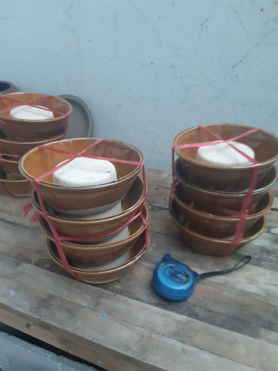 chén kê chân tủ gạc măng giê 4 cái ( bằng sành)