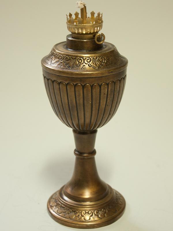 Đèn dầu bằng đồng hun chạm Múi