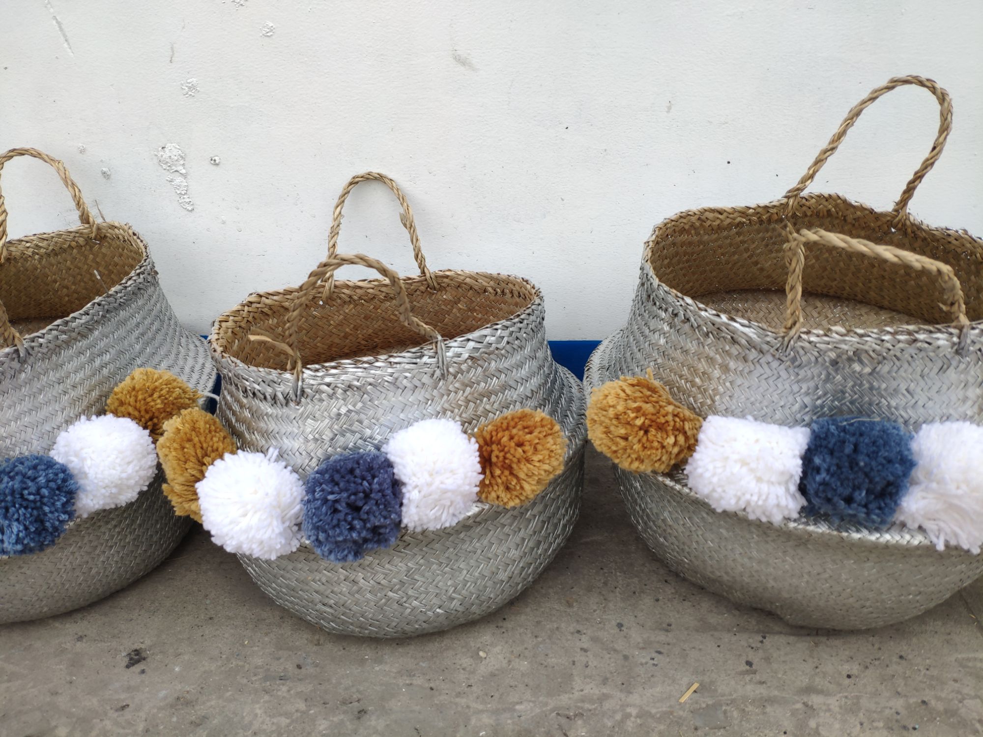 sọt cói màu bạc gắn pompom size 35cm