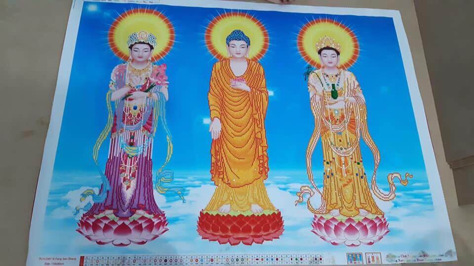 Tranh đính đá tam thế phật . kích thước: 90cm x 68cm