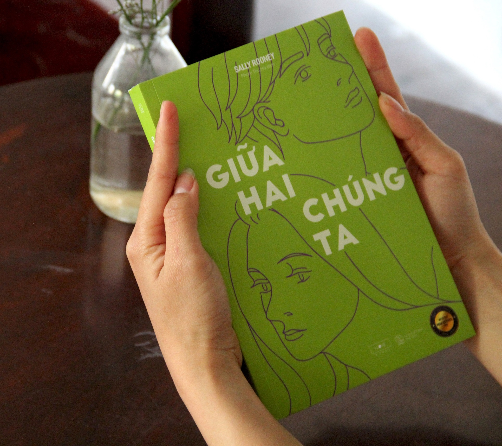 Fahasa - Giữa Hai Chúng Ta