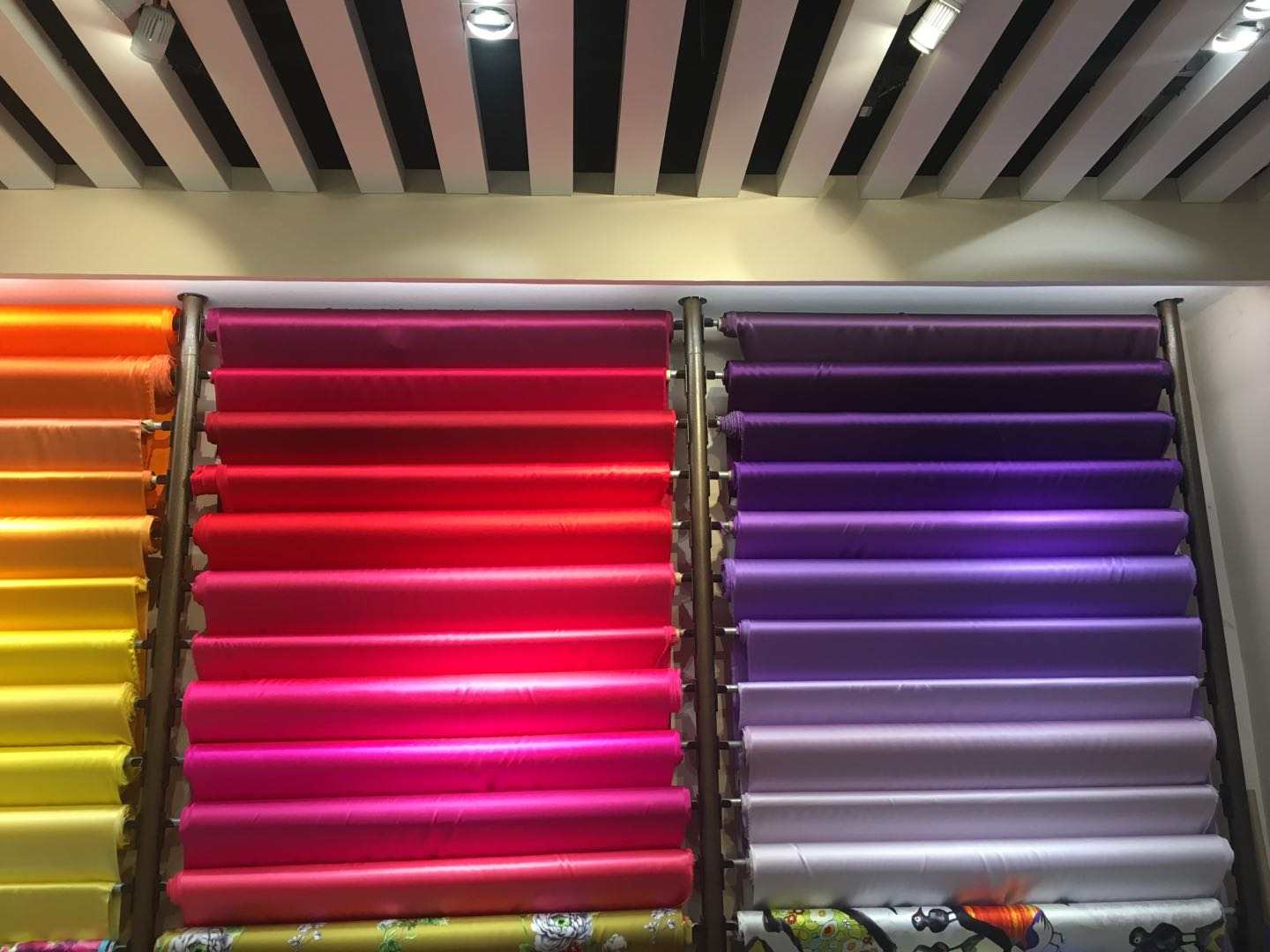 Vải lụa tơ tằm màu tím nhạt