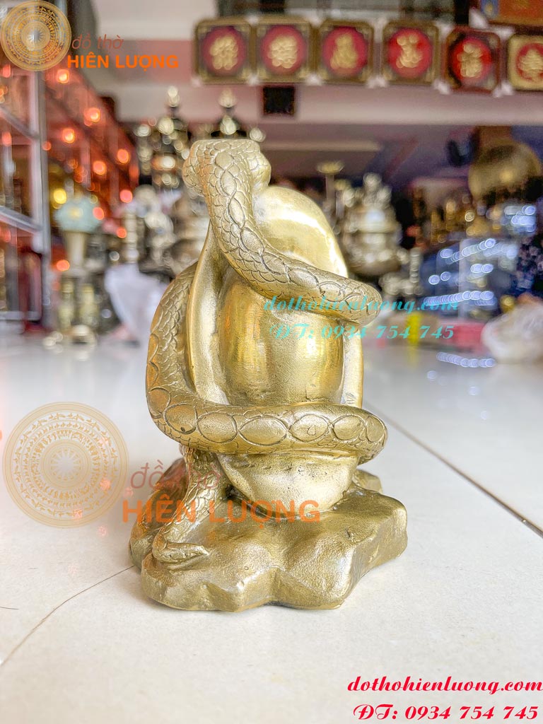 Tượng Rắn Bằng Đồng Phong Thủy Cuốn Thỏi Vàng Cao 18cm - Tượng Rắn 12 Con Giáp