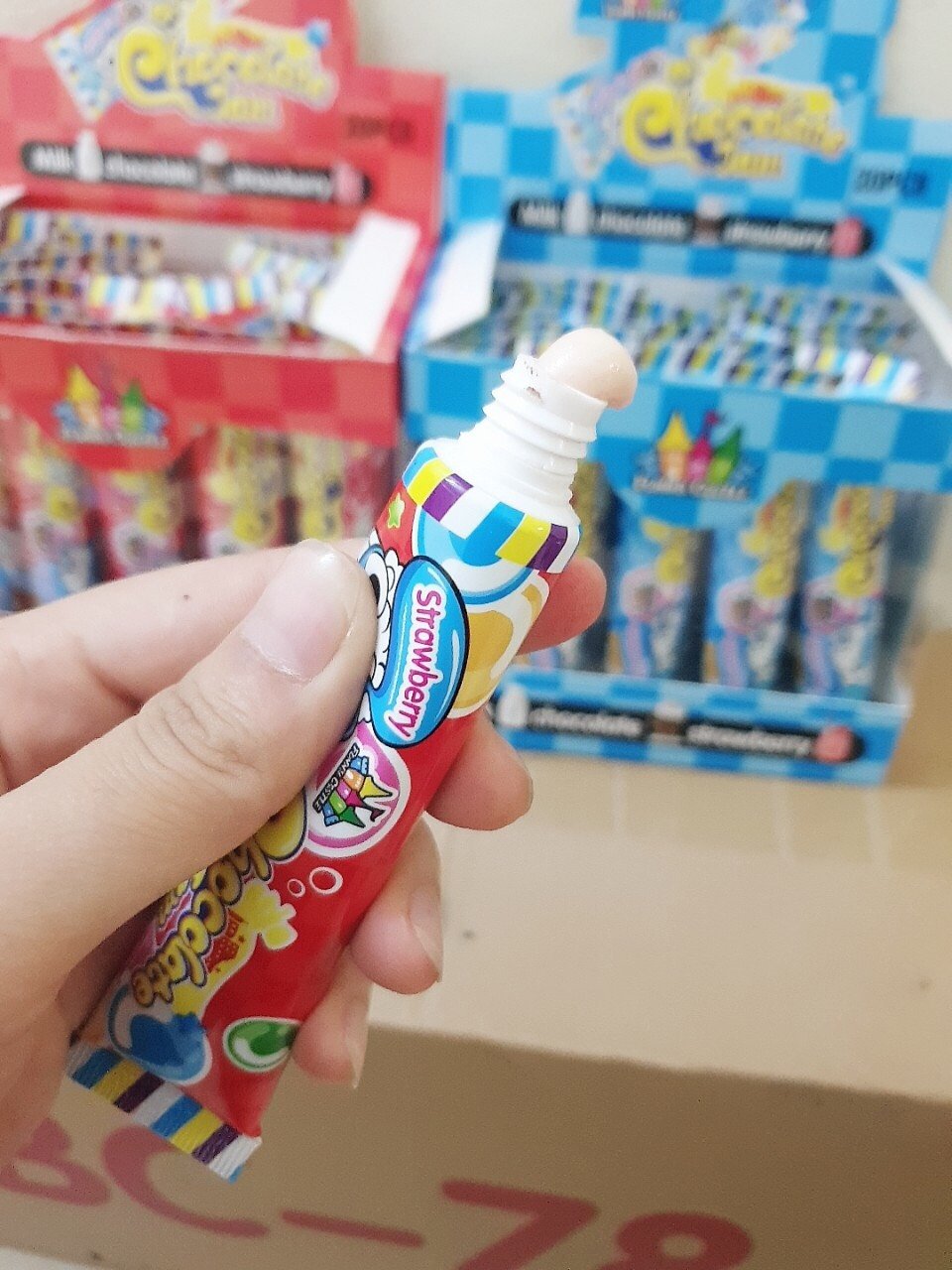Tuýp kẹo kem đánh răng vị socola