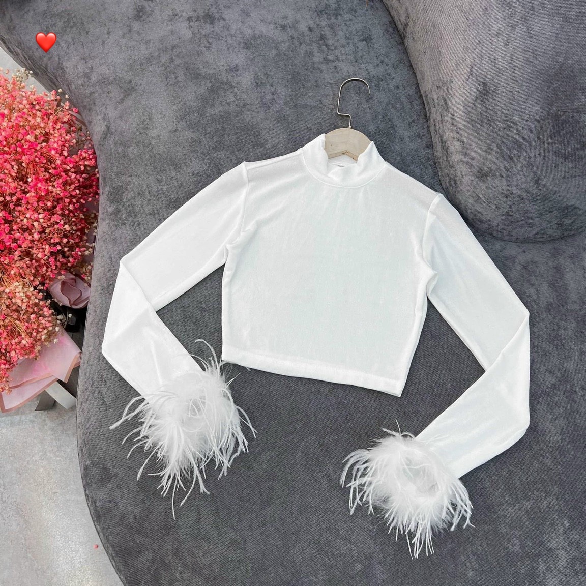 Áo kiểu croptop tay dài đính lông vũ cổ tay áo cực xinh , chất thun bozip mềm mịn