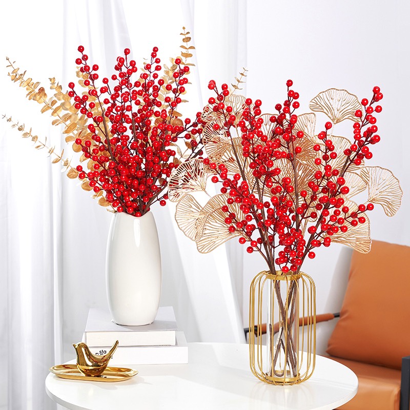 Cành đào đông đỏ chery may mắn trang trí tết màu sắc tươi kết hợp với hoa làm cho bình hoa tết trong nhà thật đặc biệt