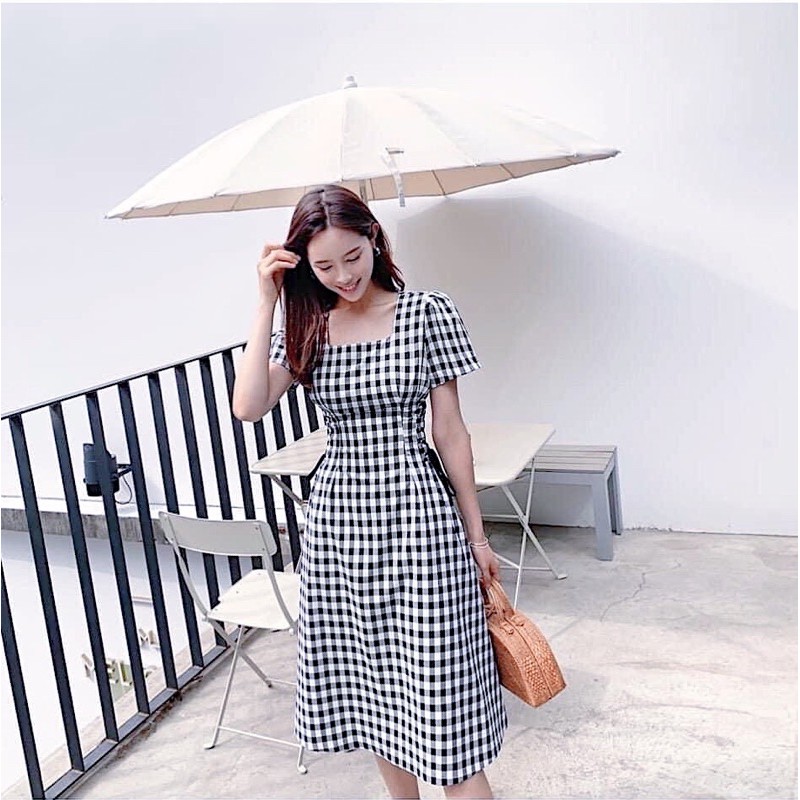 Đầm kẻ đen cổ vuông đan dây