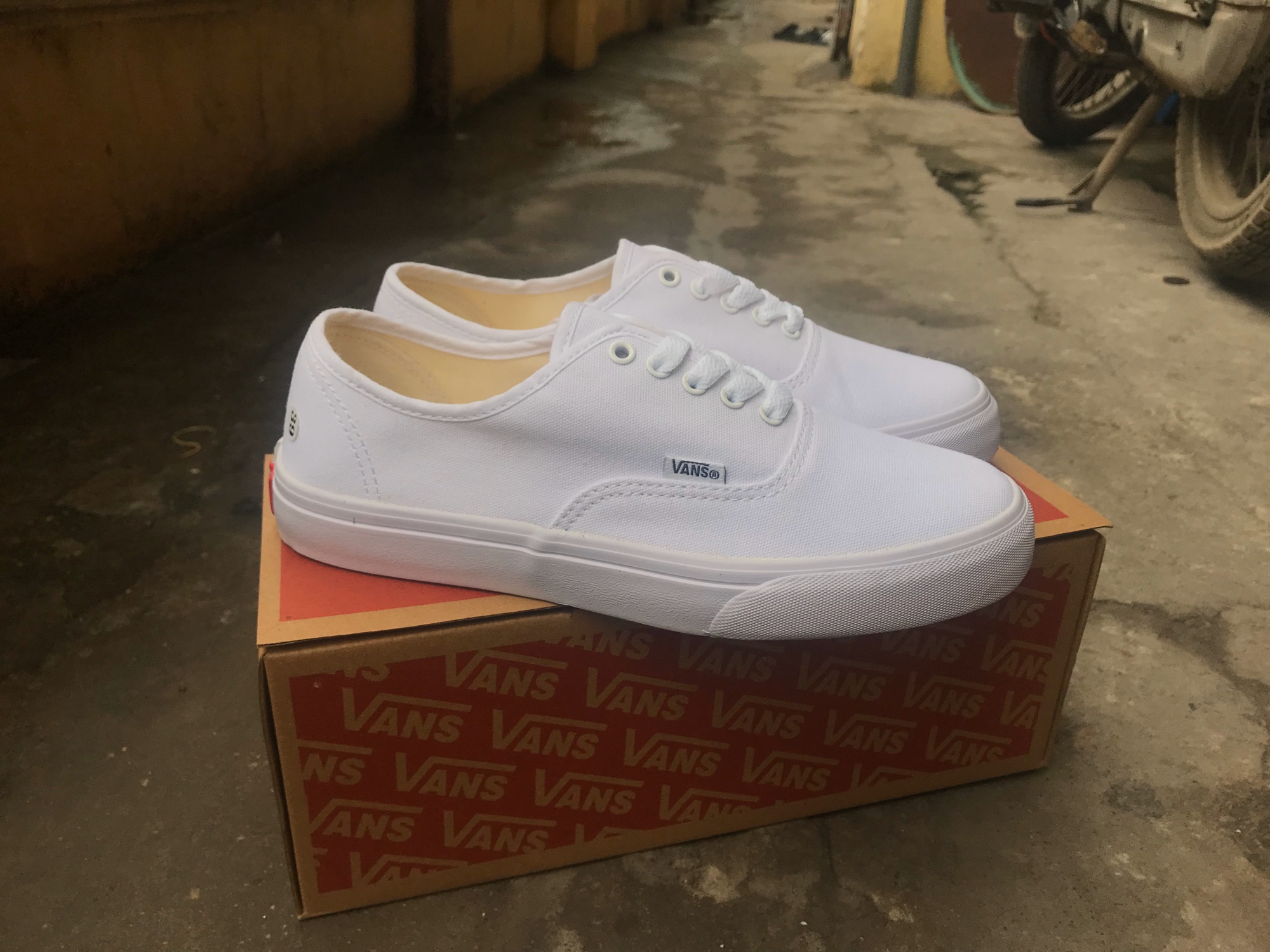 Giày Vans classic Trắng (Full box, tag)