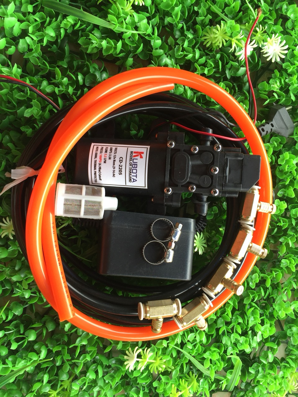 Bộ rưa xe mini 12V Kubota lưu lượng 5.5l/phút kèm nguồn 12V5A 5m dây xịt 1m dây hút lọc rác và bộ phụ kiện xịt thẳng