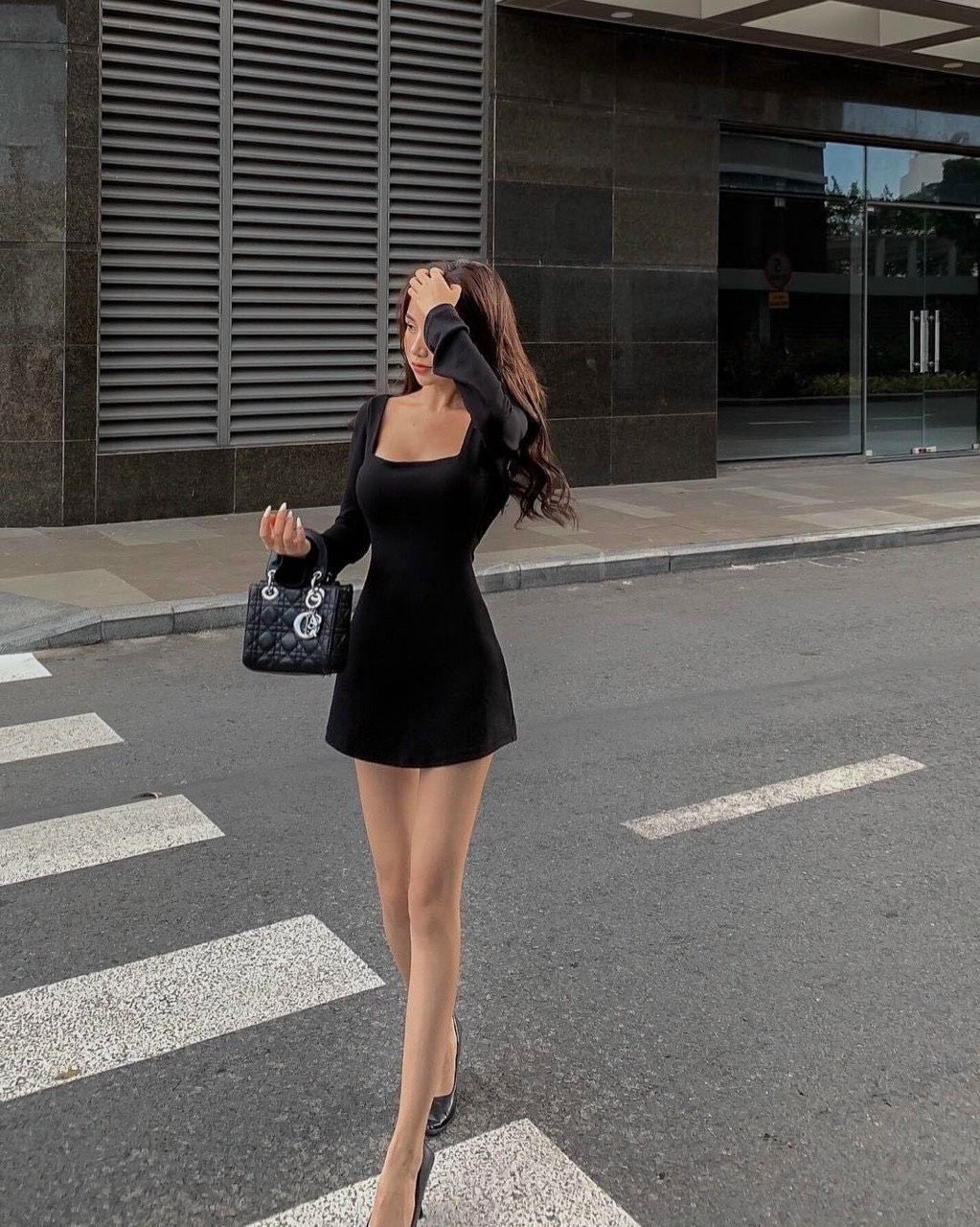 ĐẦM ĐEN CỔ VUÔNG CUTOUT LƯNG