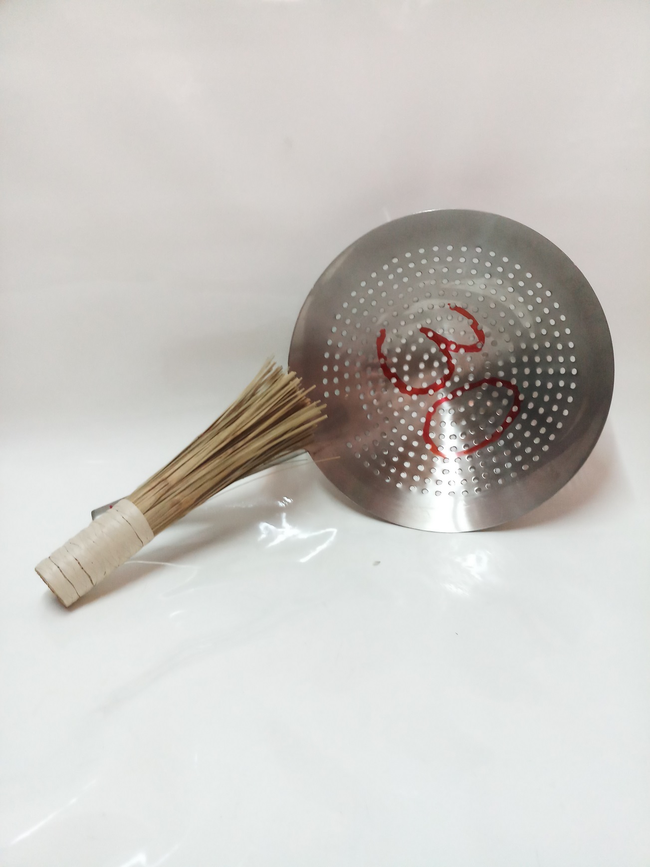 Combo 1 vợt 30cm lổ inox cán inox +1 chổi tre cọ rửa chảo.
