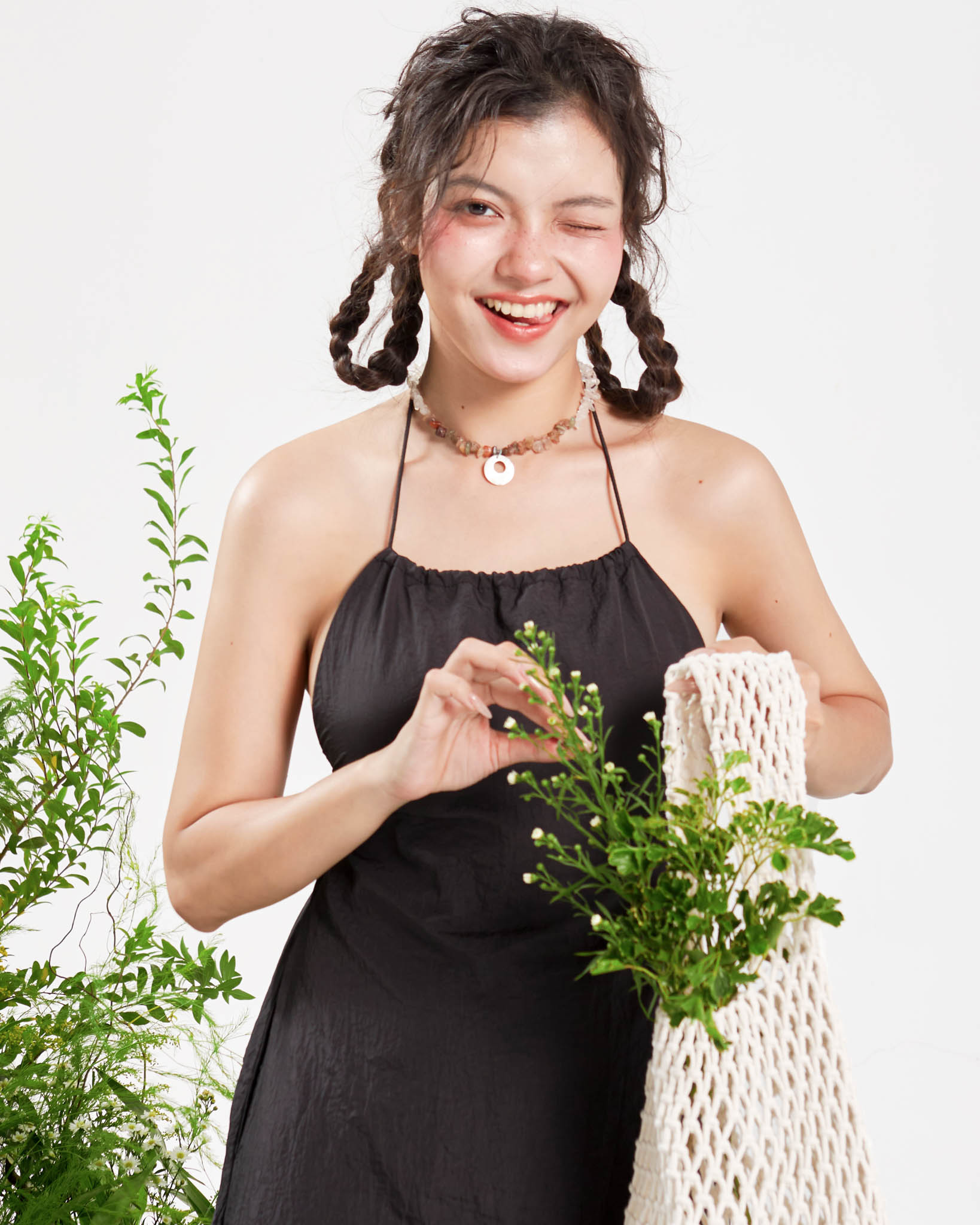 DOTTIE - Đầm midi rút thun cổ yếm - Đen - D0514