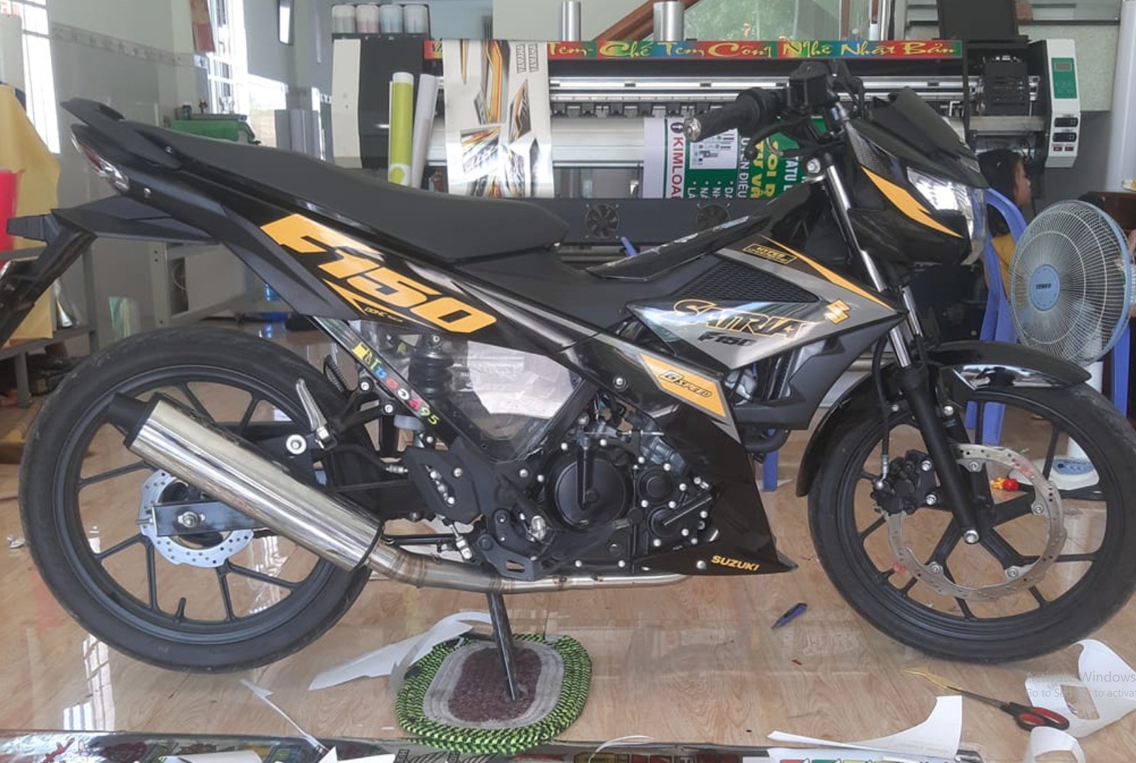 Tem rời satria fi dán xe đen