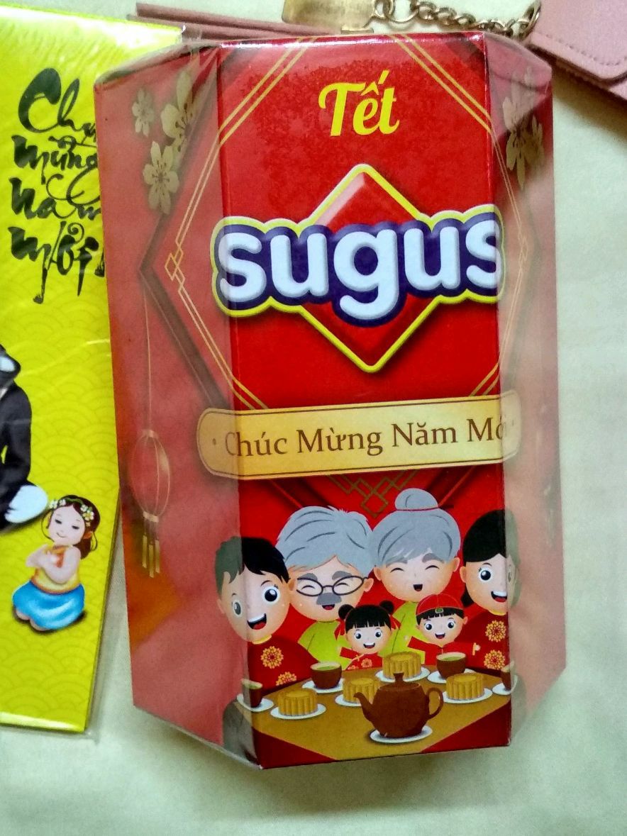 Kẹo Sugus hộp giấy lục giác.
