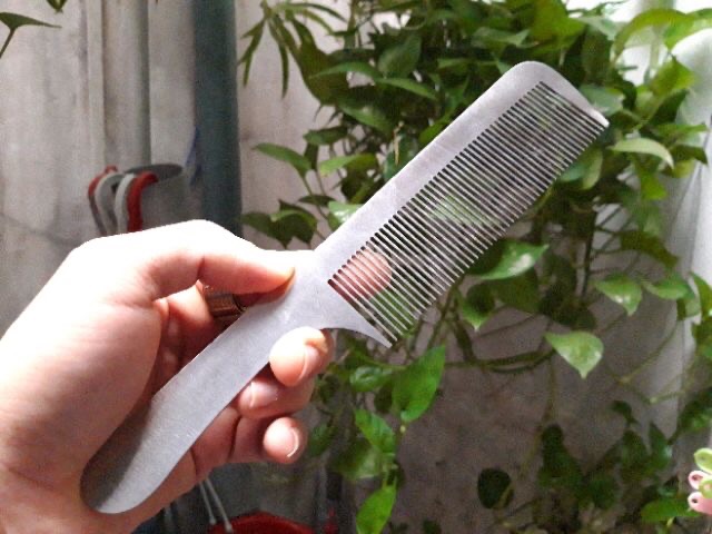 LƯỢC CẮT TÓC NAM -Lược thép loại bản to (1chiec)