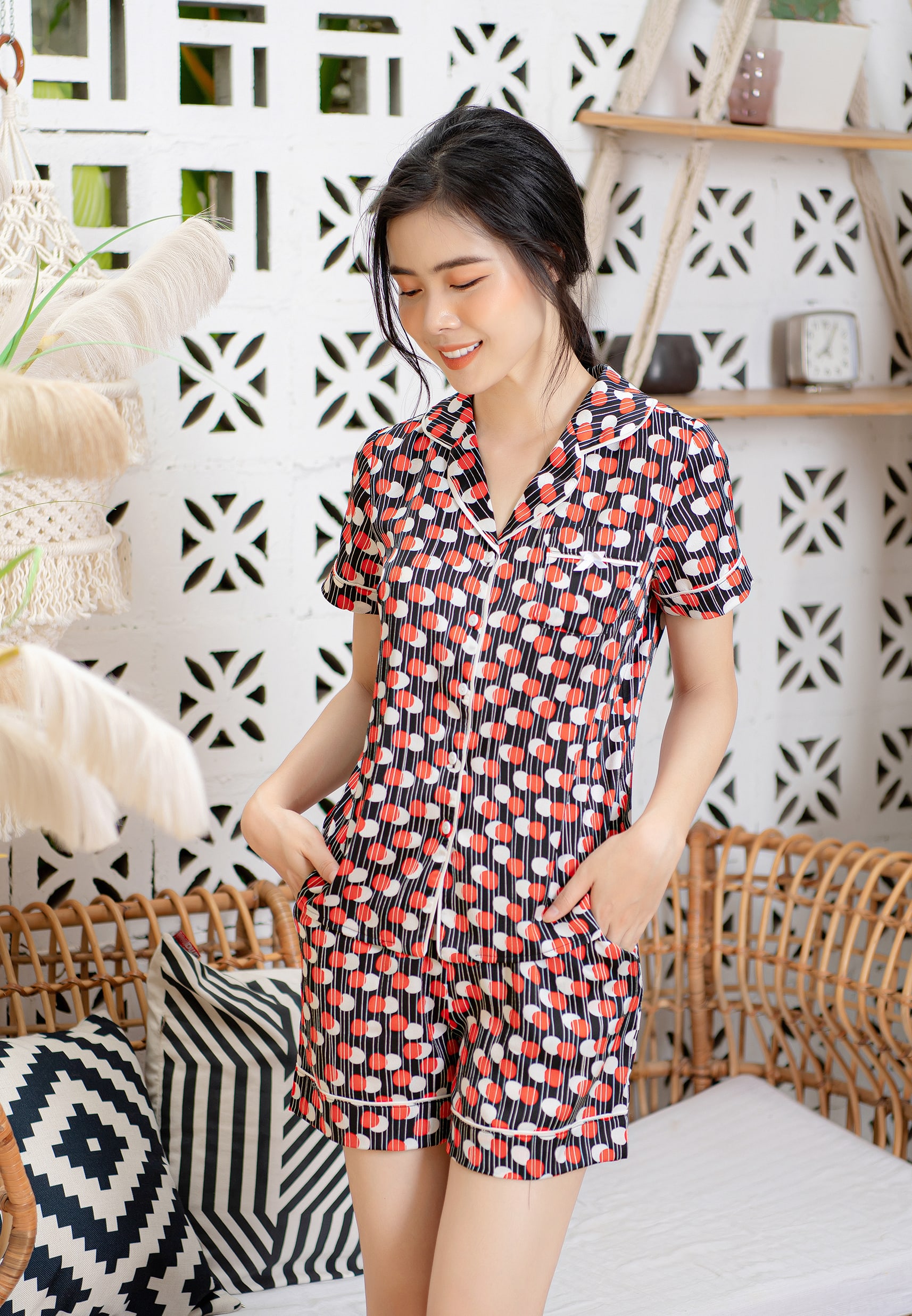 Bộ đùi đen chấm bi đỏ Mila 20LHC031DE