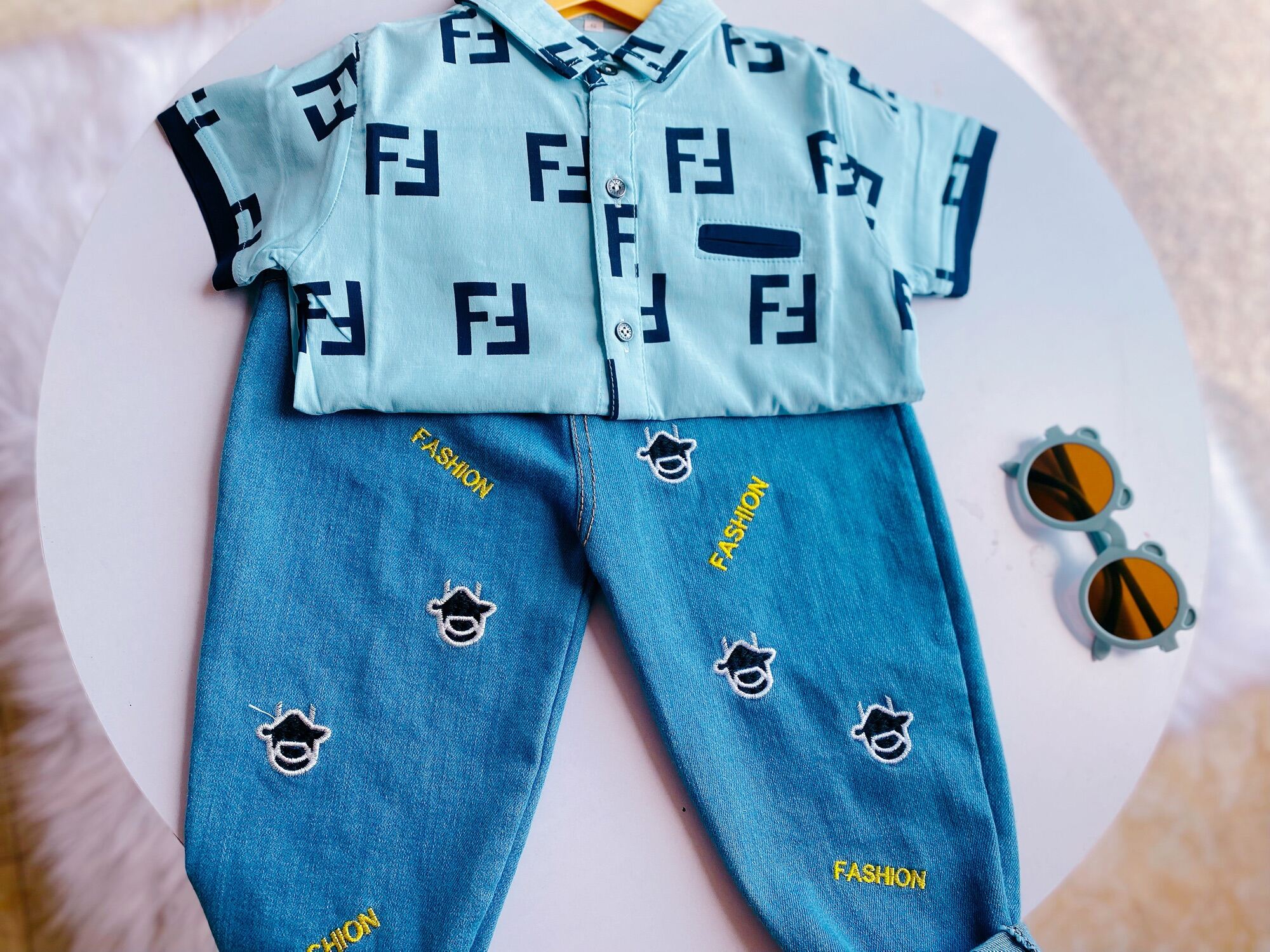 Set bộ quần áo bé trai mẫu áo phông kèm quần bò in chữ FASHION