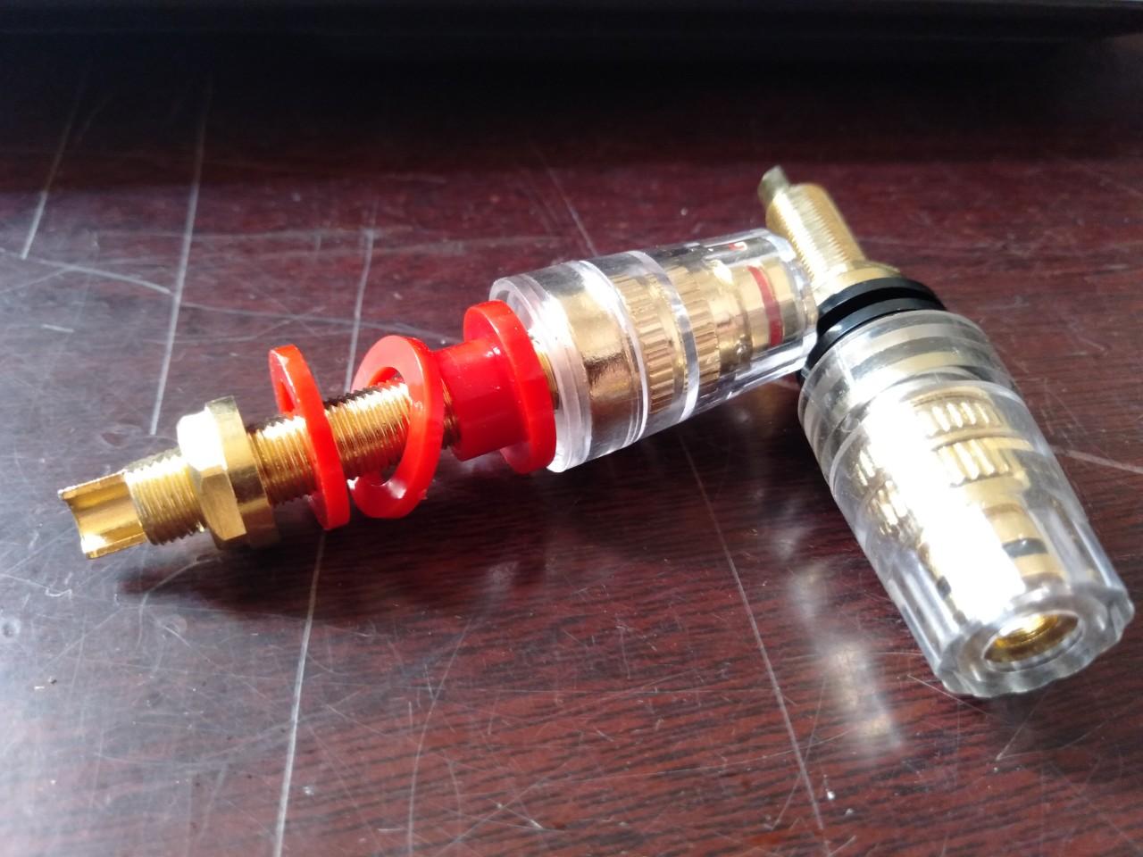 Cặp cọc loa loại tốt, lớn