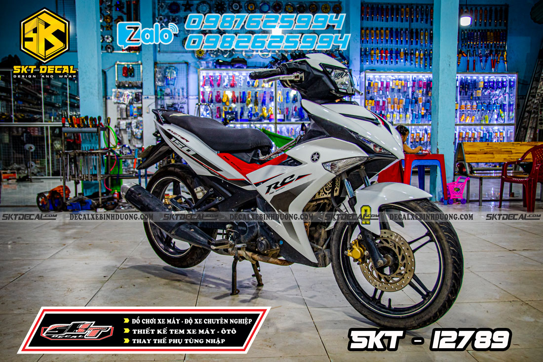 tem trùm xe exciter 150 trắng đen rc