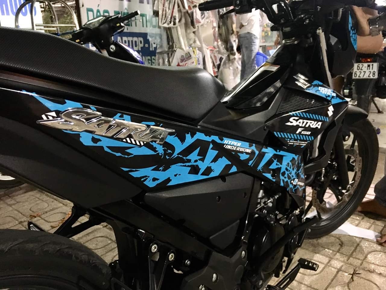 Tem rời Satria Fi xanh dán xe đen