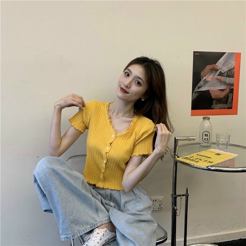 Áo croptop cổ tim viền bèo phối nút cực sang