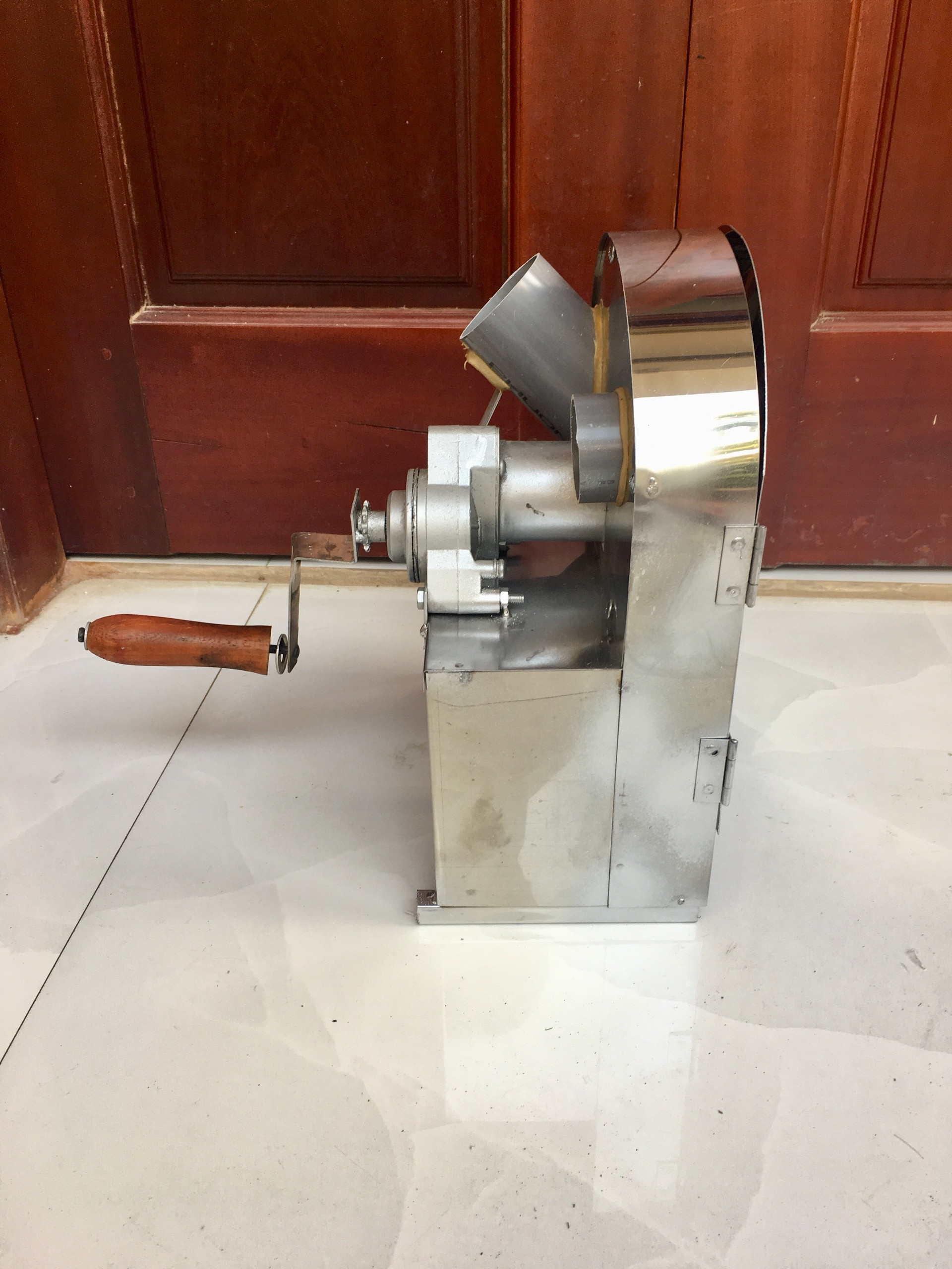 Máy thái sung quay tay có nắp đậy inox