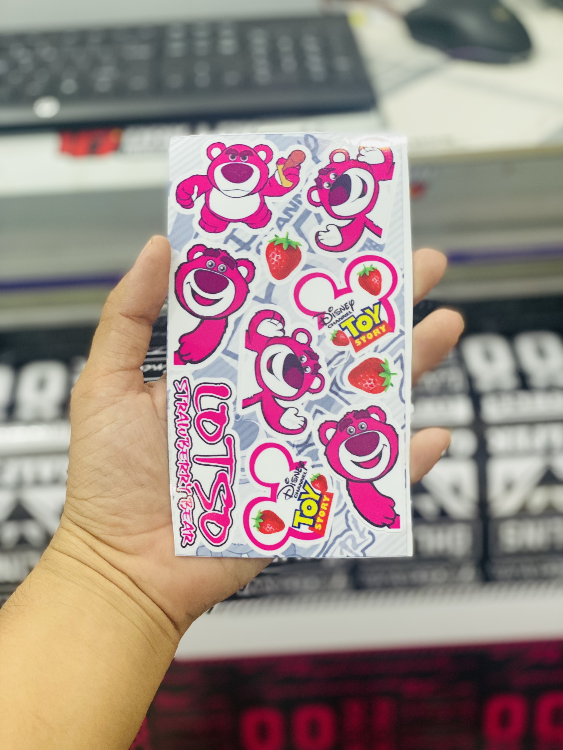 Tem logo gấu dâu lotso mini 12x17cm