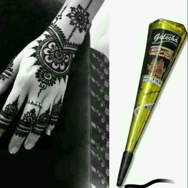 Bút vẽ henna màu đen là công cụ hoàn hảo để tạo ra hình xăm tạm thời cực kỳ đẹp mắt và ấn tượng. Bạn sẽ thấy rõ sự chuyên nghiệp và tinh tế trong từng nét vẽ của bút henna. Xem hình ảnh liên quan để tìm hiểu thêm về độ chính xác và sắc nét của bút henna đen.