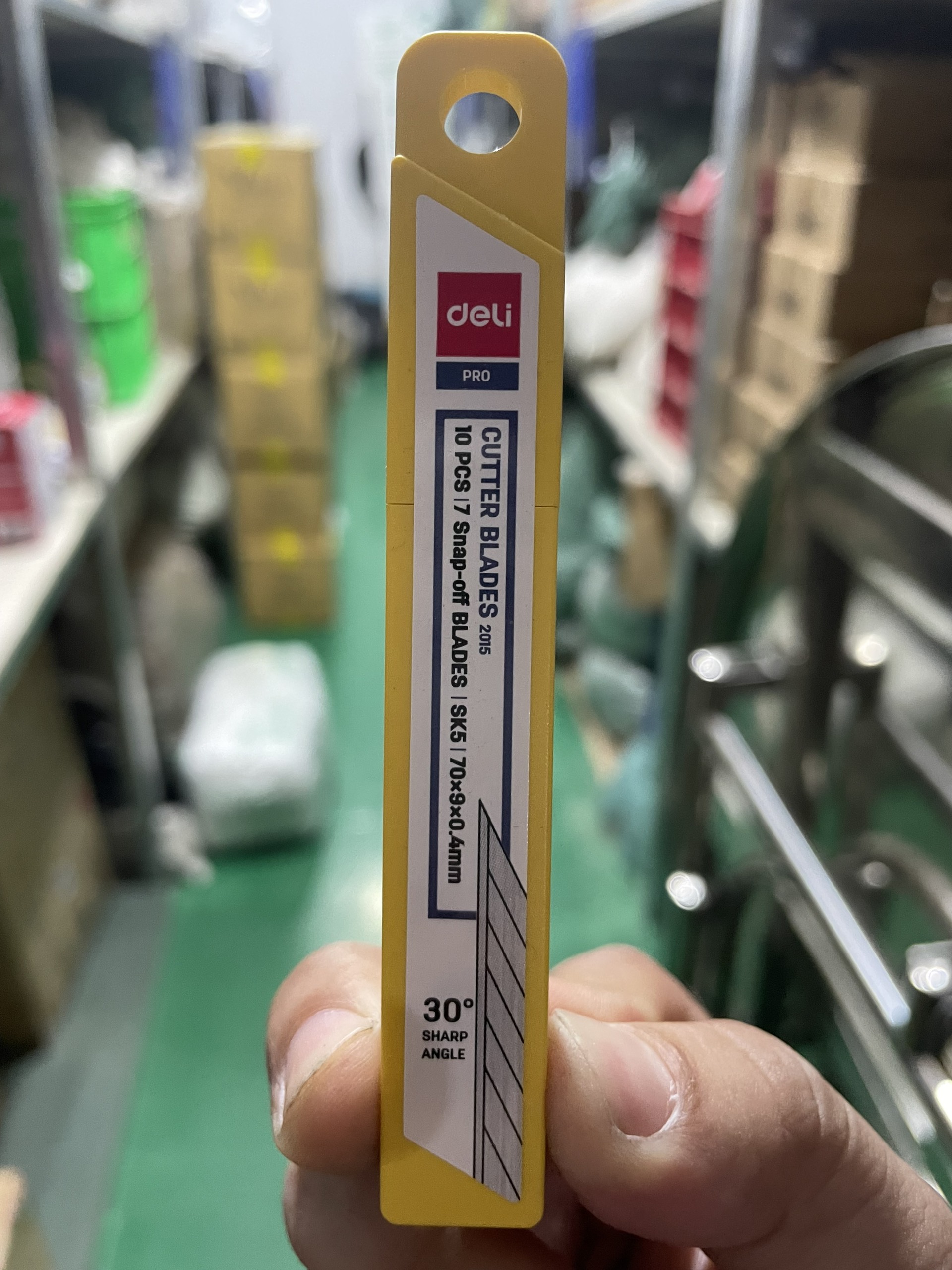 Hộp 10 Lưỡi Dao Rọc Giấy Nhỏ 30 độ SK5 Deli E2015