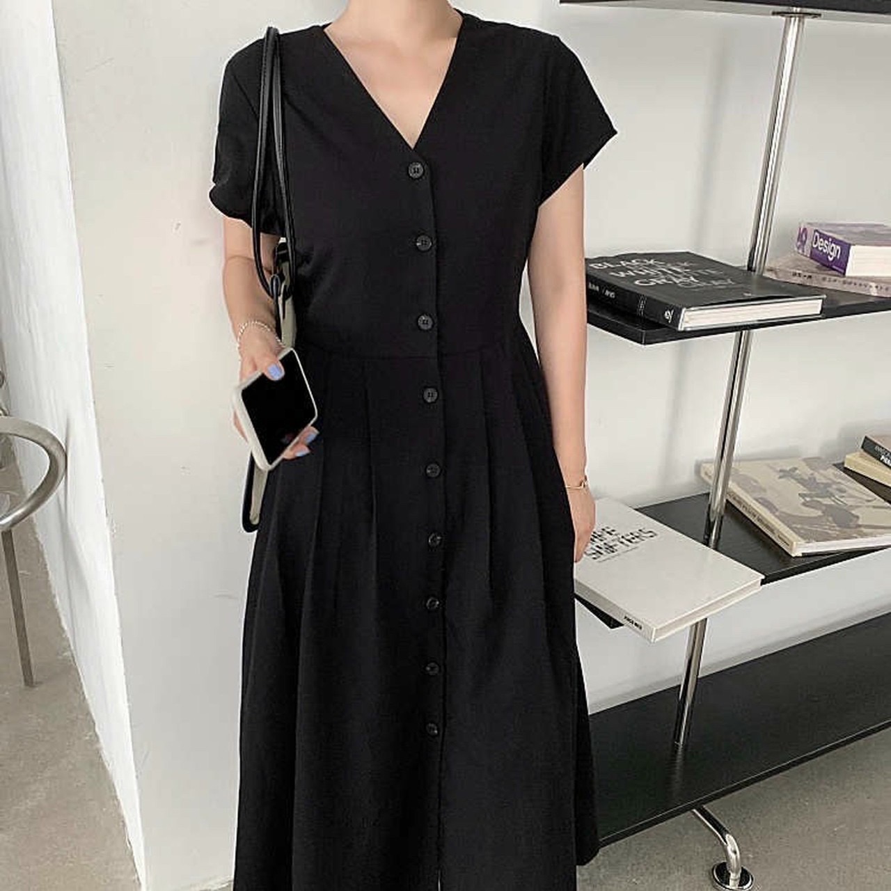 Đầm đen form dài nút sau
