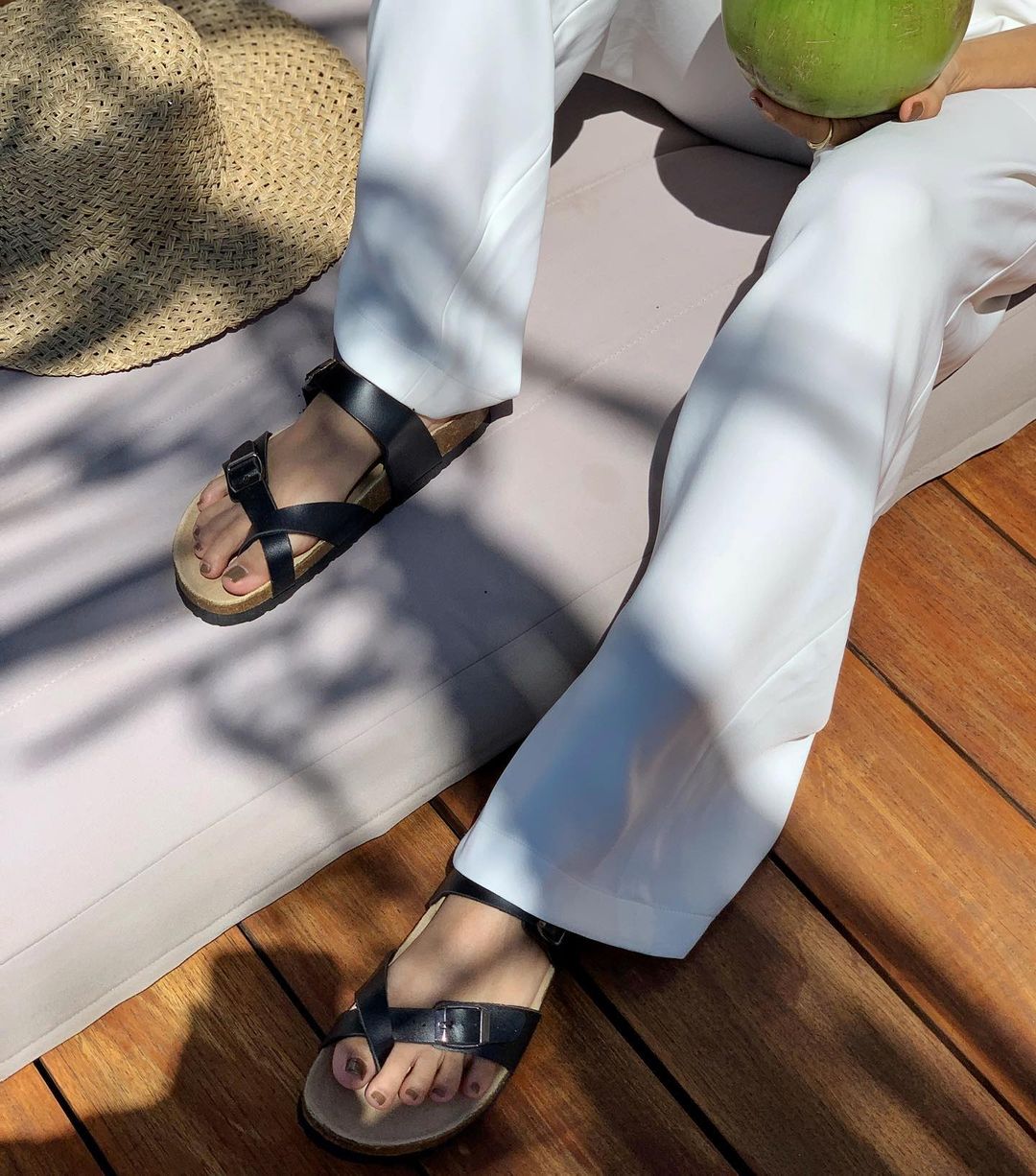 Dép đế trấu unisex xỏ ngón da pu đen