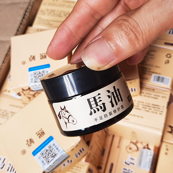 Kem dầu ngựa bôi nứt gót chân