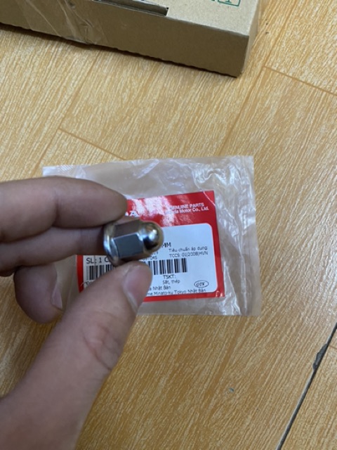 Ốc / Đai Ốc Bắt Cổ Pô Xe Winner