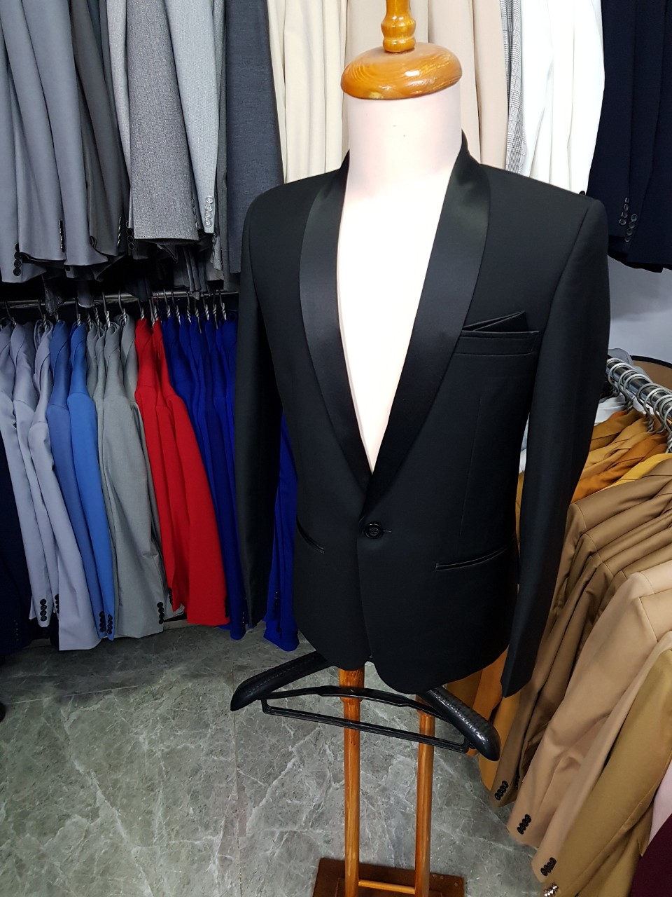 Áo vest nam ôm body kiểu cổ sam màu đen